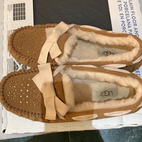 EUC UGG cut out foil loafers size 7. - Picture 3 of 5